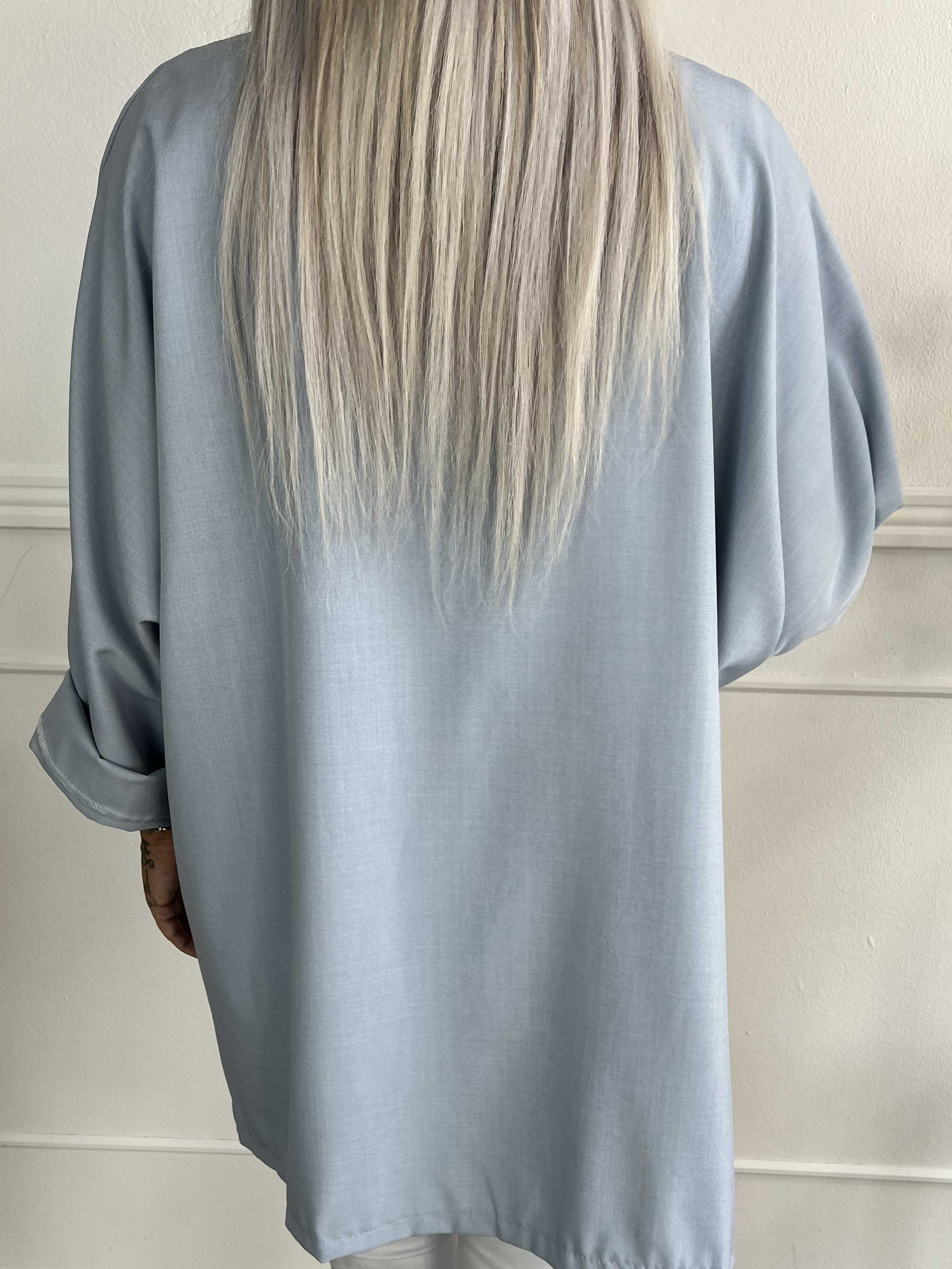 Annah Light Short - Oversized jakke med tydelige syninger og lommer